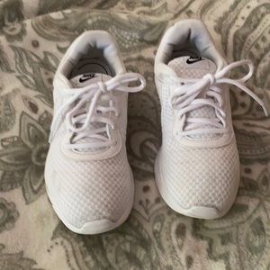 Women’s white 8.5 Nike Tanjun
